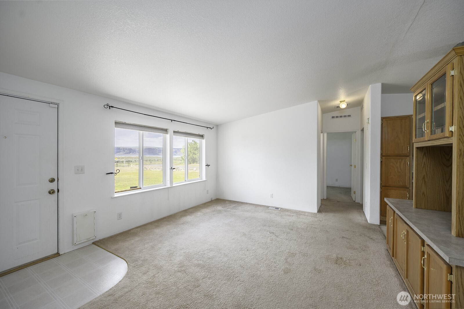 10035 Fordair Road Northeast Coulee City, WA 99115 - Photo 9 of 27 an empty room with windows and closet