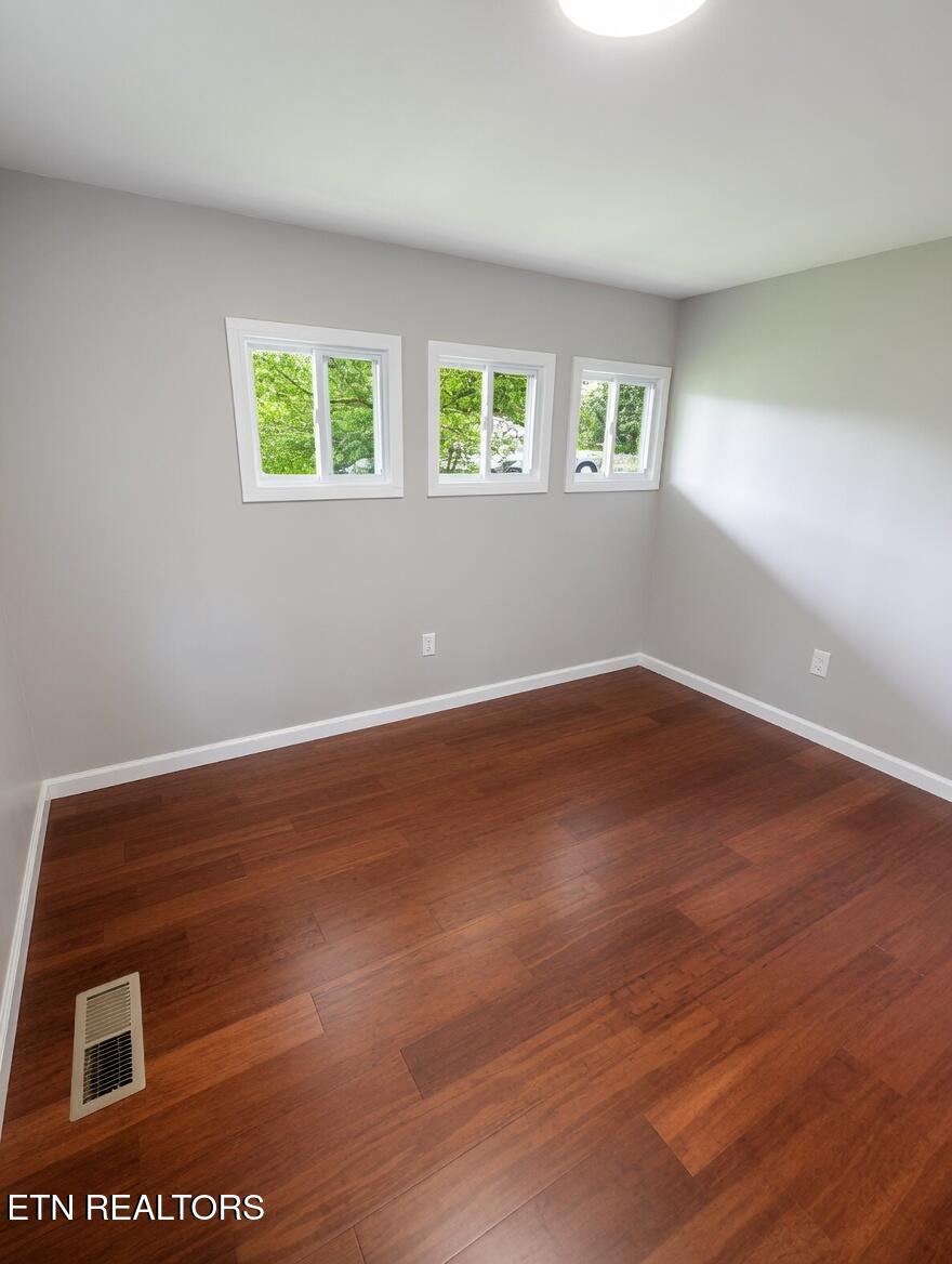 606 West Outer Drive Oak Ridge, TN 37830 - Photo 27 of 32 Master Bedroom