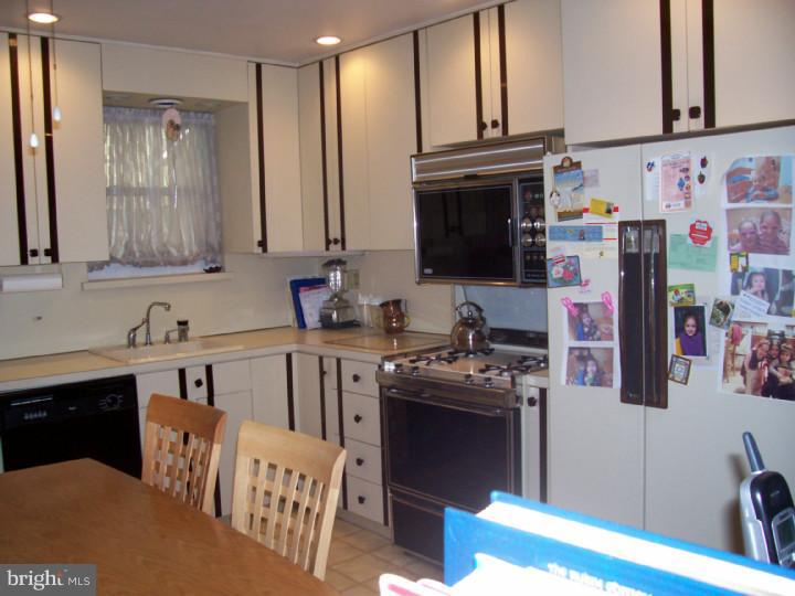 7728 Dorcas Street Philadelphia, PA 19111 - Photo 7 of 20 Kitchen