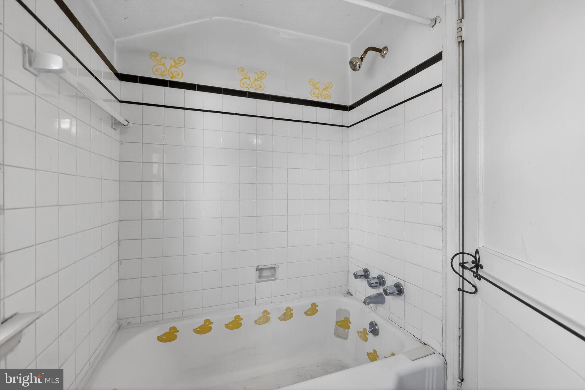 1212 Meadow Road Woodlyn, PA 19094 - Photo 26 of 30 a bathroom with a bathtub