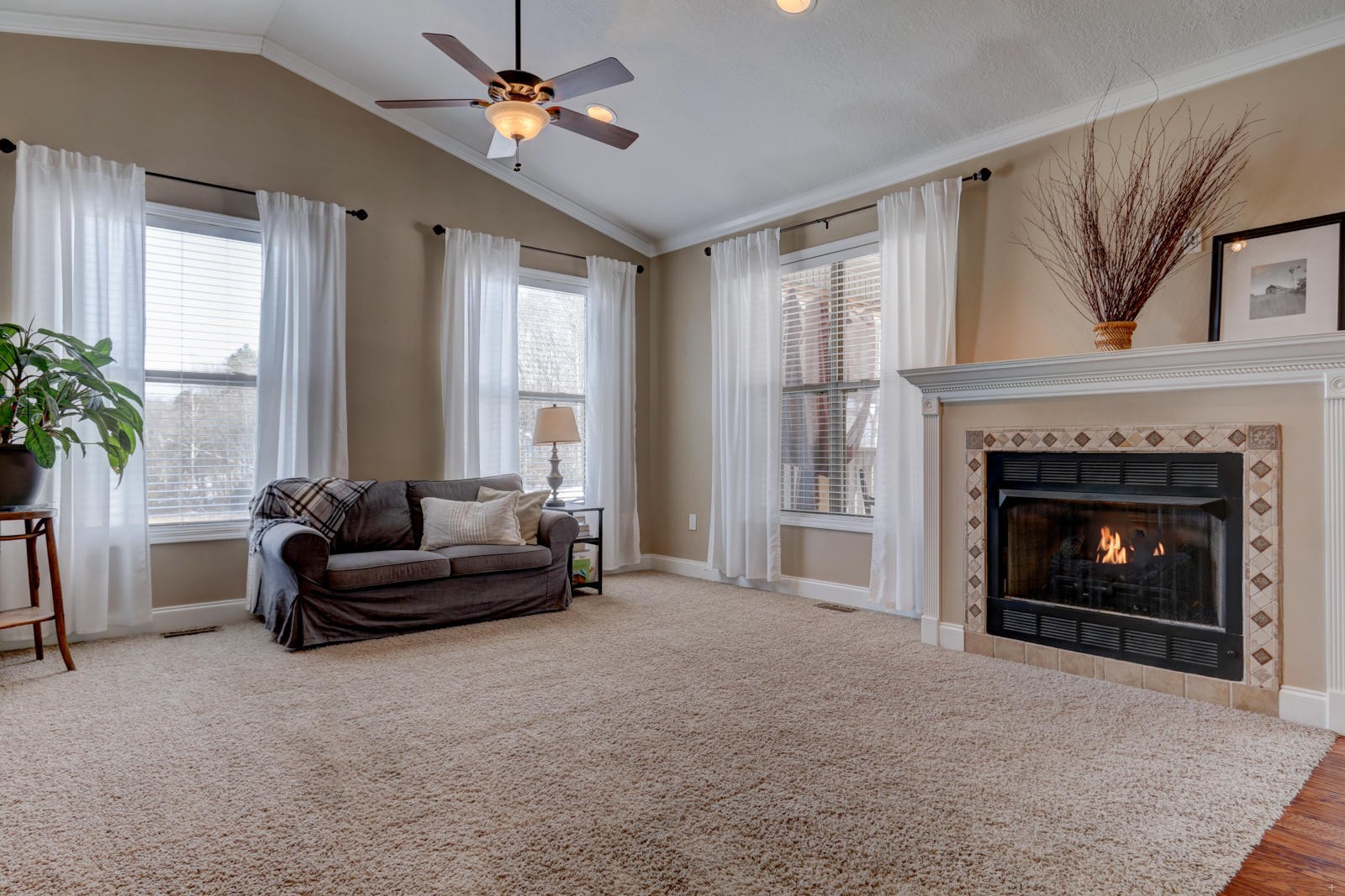 1013 Blockhouse Valley Road Clinton, TN 37716 - Photo 5 of 37 a living room with furniture and a fireplace