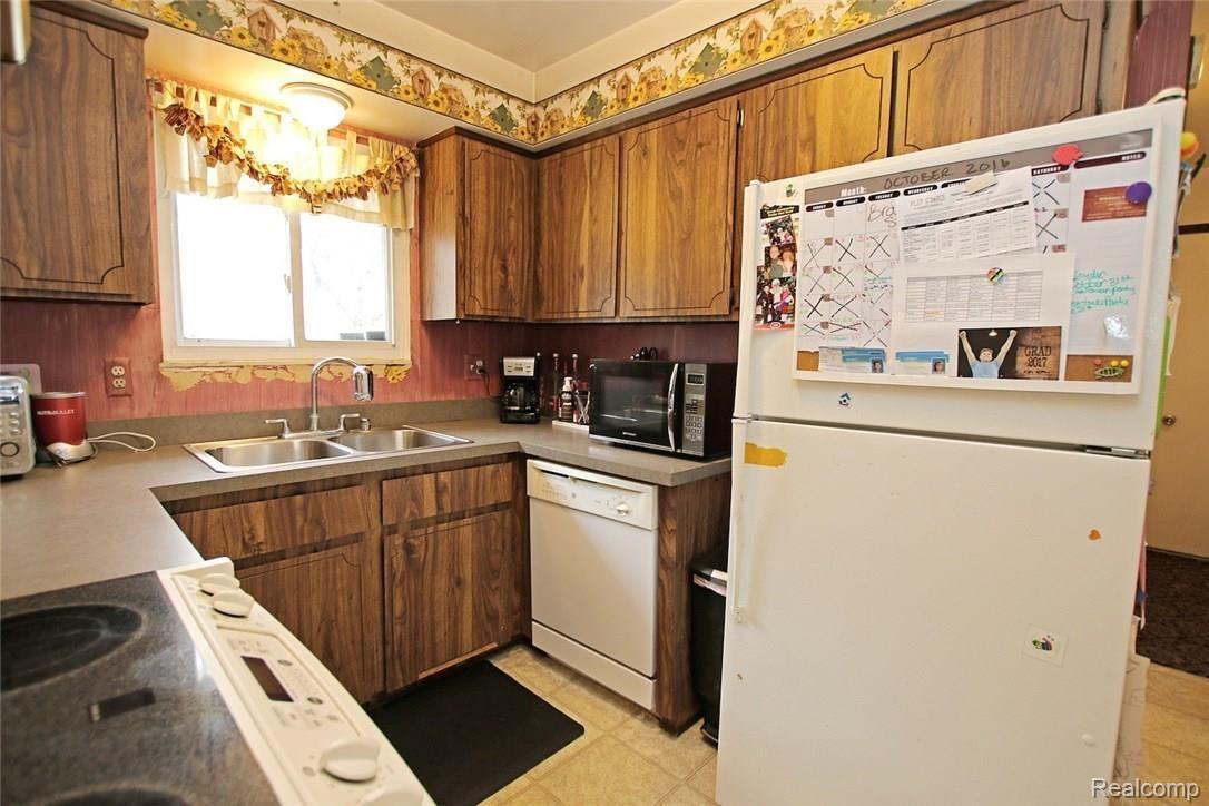 2418 Academy Road Holly, MI 48442 - Photo 9 of 37 9) Kitchen.jpg