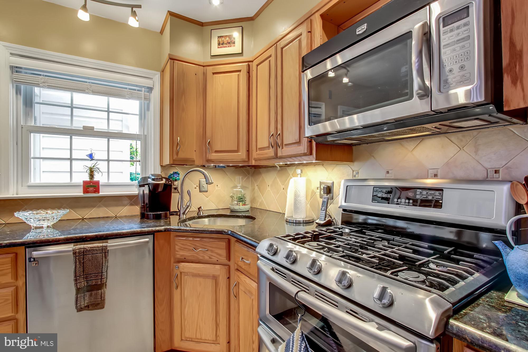 8159 Glen Gary Road Towson, MD 21286 - Photo 15 of 48 Five-burner gas stove & double oven (w/convection)