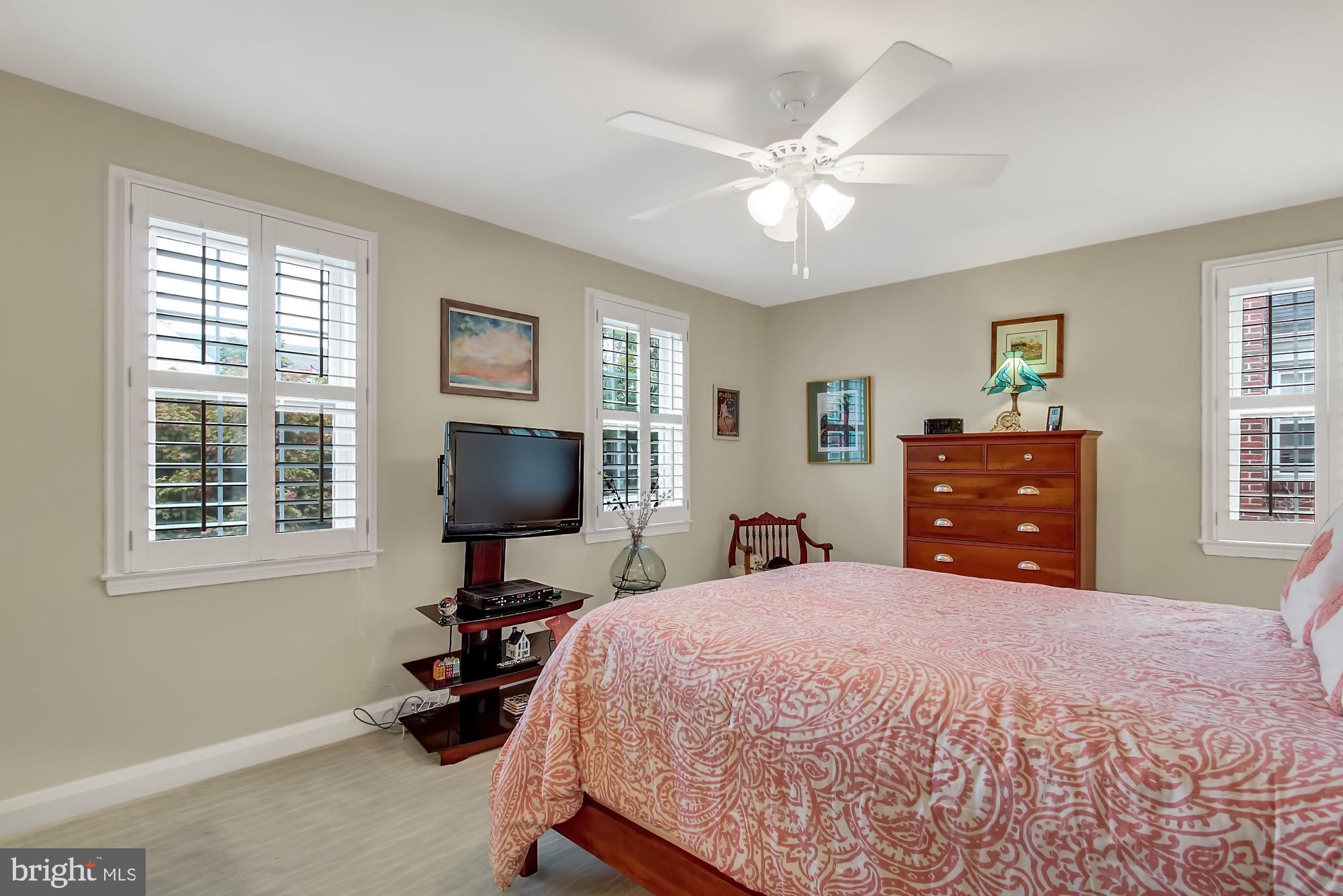 8159 Glen Gary Road Towson, MD 21286 - Photo 26 of 48 Master bedroom w/custom plantation blinds