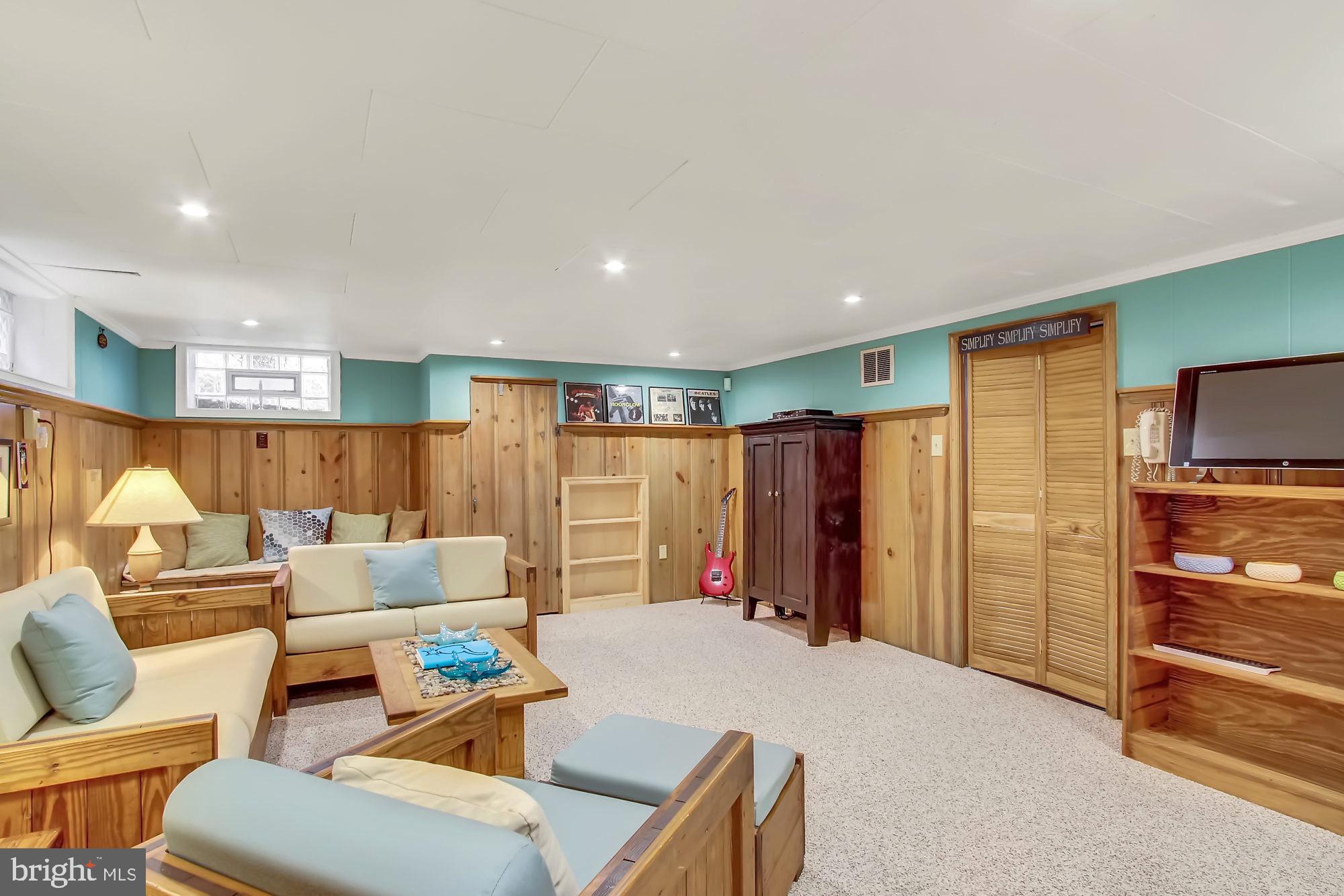 8159 Glen Gary Road Towson, MD 21286 - Photo 35 of 48 Neutral beadboard walls & soothing coastal tones