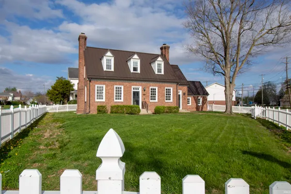 $199,900 | 242 Southeast Greenville Avenue, Winchester, IN 47394