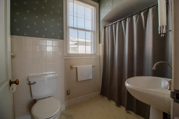 $199,900 | 242 Southeast Greenville Avenue, Winchester, IN 47394