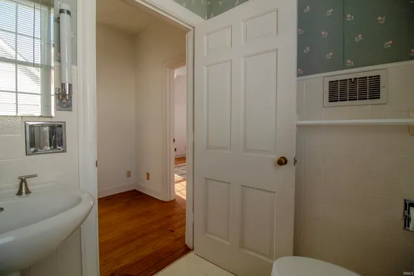 $199,900 | 242 Southeast Greenville Avenue, Winchester, IN 47394