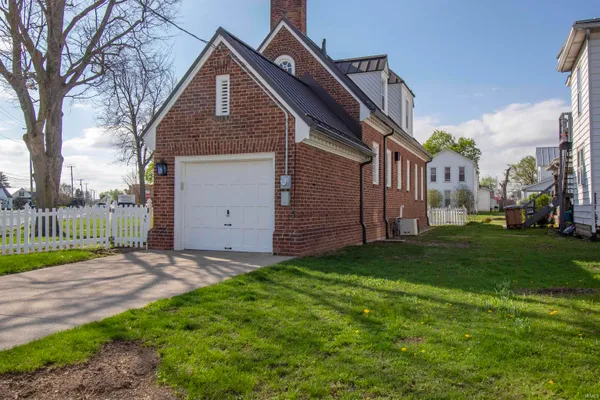 $199,900 | 242 Southeast Greenville Avenue, Winchester, IN 47394