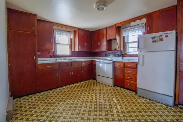 $199,900 | 242 Southeast Greenville Avenue, Winchester, IN 47394