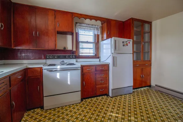 $199,900 | 242 Southeast Greenville Avenue, Winchester, IN 47394