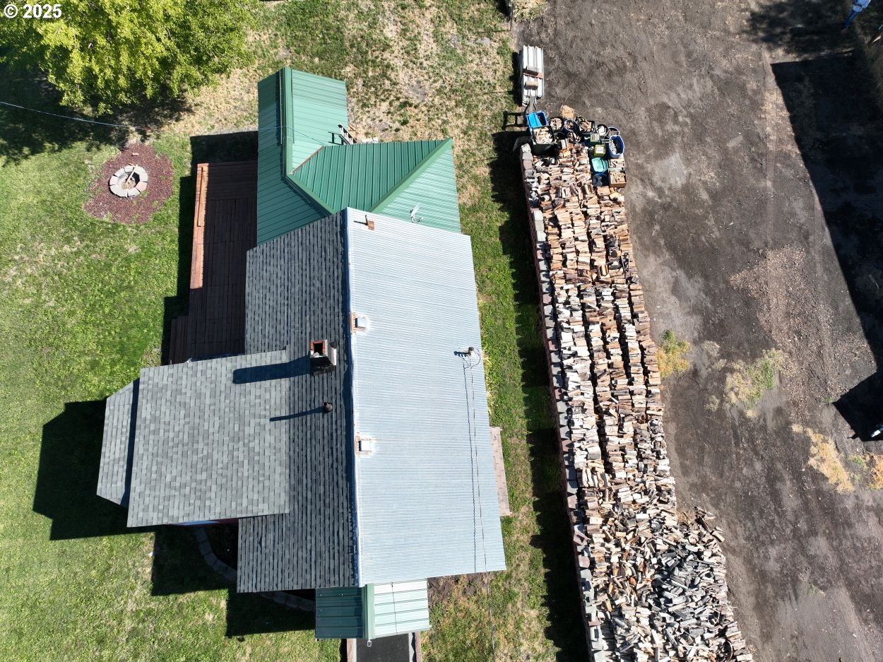 2829 West 9th Street The Dalles, OR 97058 - Photo 18 of 45 an aerial view of houses with outdoor space