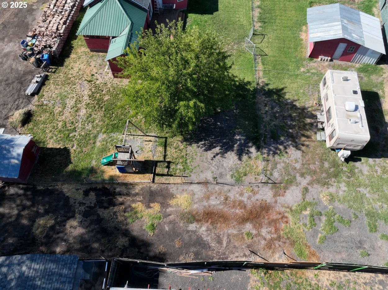 2829 West 9th Street The Dalles, OR 97058 - Photo 19 of 45 a backyard of a house with lots of green space