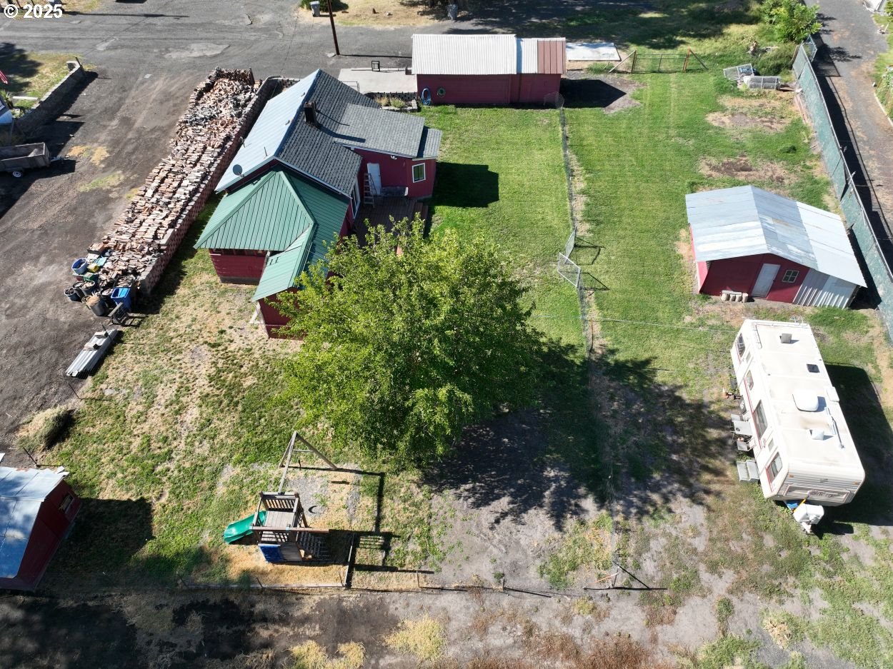 2829 West 9th Street The Dalles, OR 97058 - Photo 20 of 45 an aerial view of multiple houses with yard