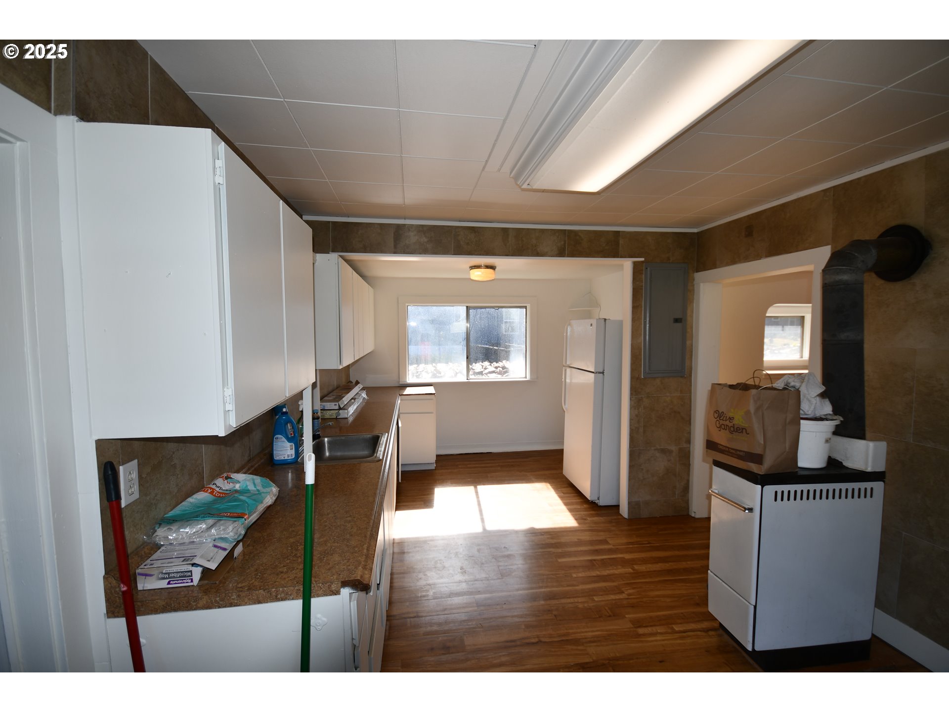2829 West 9th Street The Dalles, OR 97058 - Photo 41 of 45 a view of living room with furniture and wooden floor
