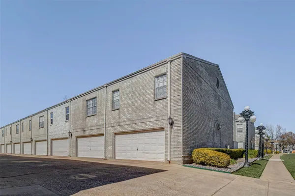 $1,995 | 3800 Tanglewilde Street, Unit 102, Houston, TX 77063