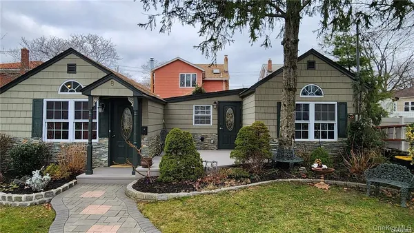 $3,100 | 8 Roswell Place, Oceanside, NY 11572