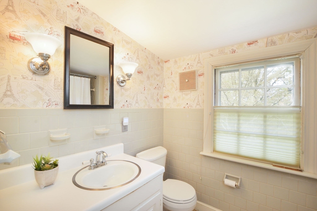 1656 Main Road Westport, MA 02790 - Photo 24 of 32 Gallery Image 24