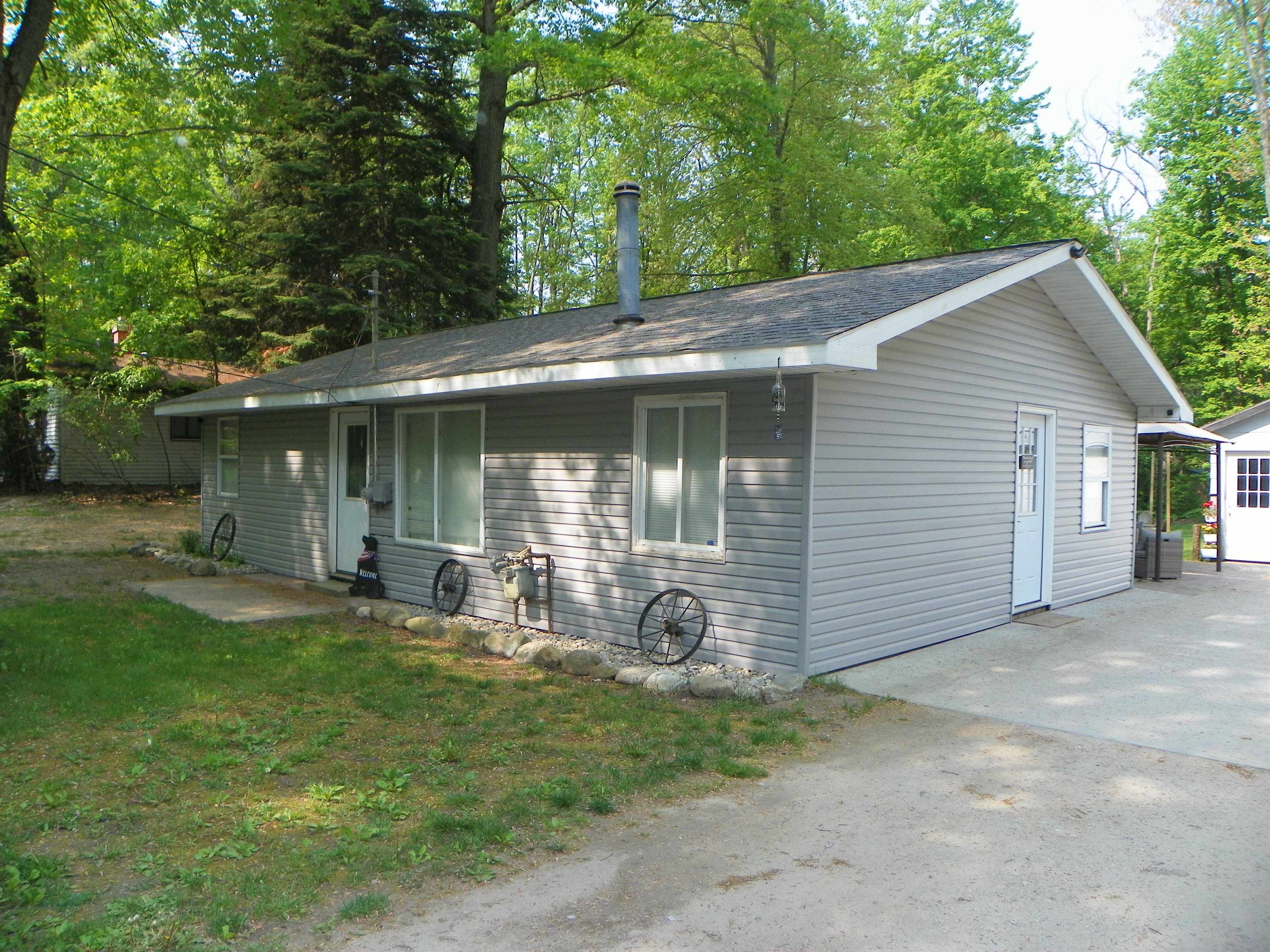 1265 Russell Street Harrison, MI 48625 - Photo 1 of 28