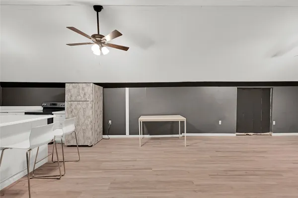 a view of a livingroom with furniture and a ceiling fan