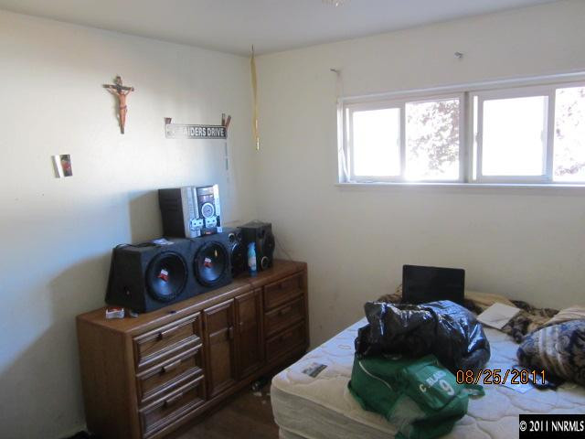 1425 Castle Way Reno, NV 89512 - Photo 3 of 7 a bedroom with a bed and windows