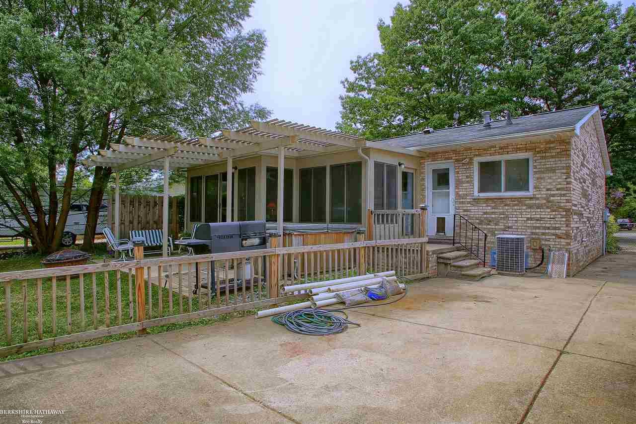 48660 Callens Road New Baltimore, MI 48047 - Photo 29 of 34 31389789-28.JPG