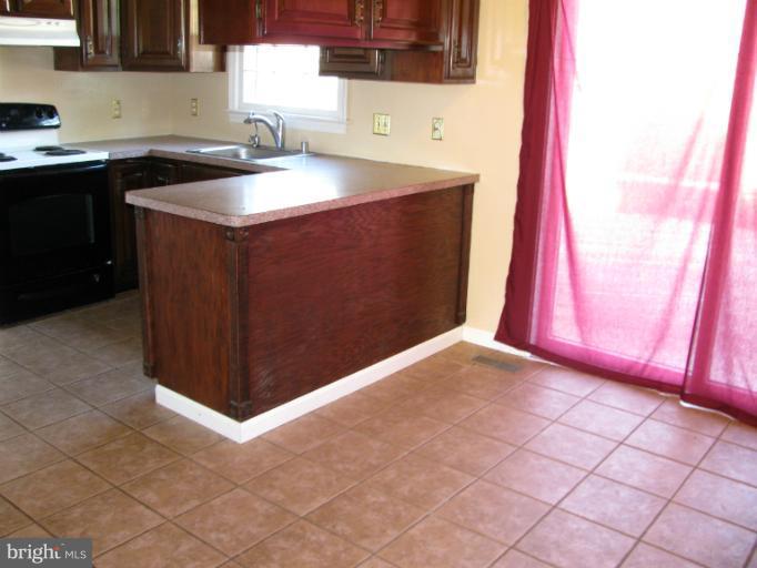 6172 Howells Road Alexandria, VA 22310 - Photo 2 of 30 Kitchen