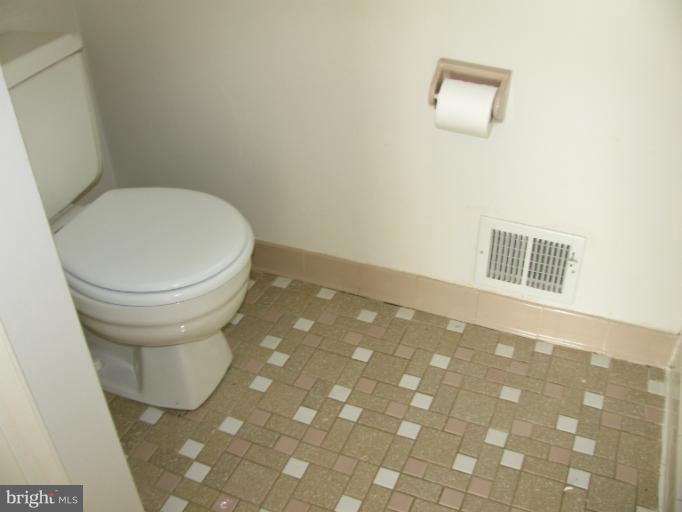 6172 Howells Road Alexandria, VA 22310 - Photo 4 of 30 Bath