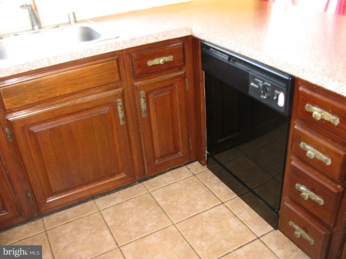 6172 Howells Road Alexandria, VA 22310 - Photo 5 of 30 Kitchen