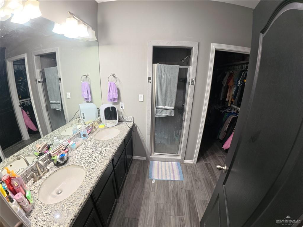 321 Gladiola Drive Edcouch, TX 78538 - Photo 11 of 29 a bathroom with a sink mirror and a bath tub