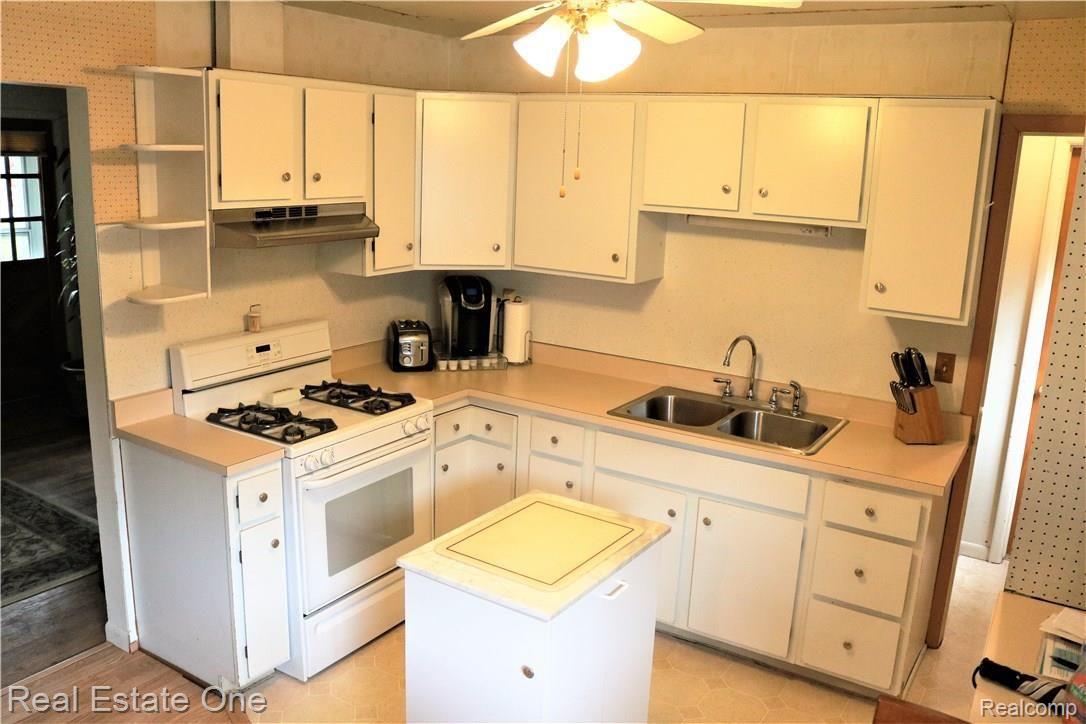 3500 Gregory Road Lake Orion, MI 48359 - Photo 5 of 30 IMG_6136 (2).JPG