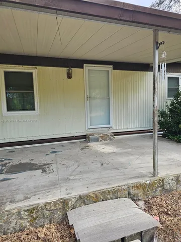 a view of a backyard