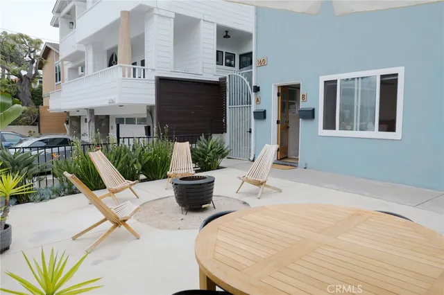 a view of outdoor space yard and porch