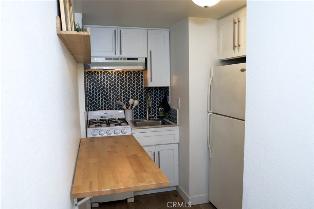 160 Avenida Florencia, Unit B San Clemente, CA 92672 - Photo 23 of 48 a room with wooden floor and washing machine