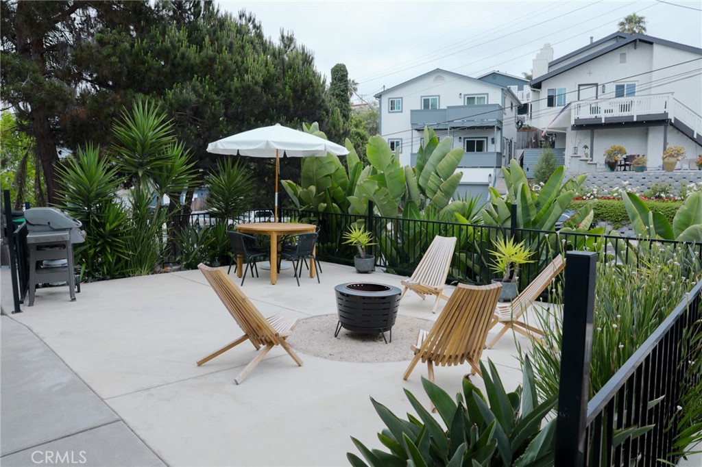 160 Avenida Florencia, Unit B San Clemente, CA 92672 - Photo 4 of 48 a view of a patio with table and chairs potted plants
