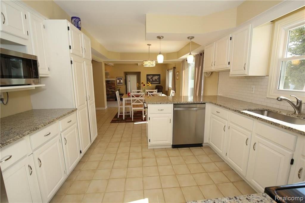 925 Bridgestone Drive Rochester Hills, MI 48309 - Photo 14 of 54