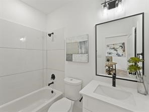 4808 Cochran Street Houston, TX 77009 - Photo 16 of 17 1st floor full bath