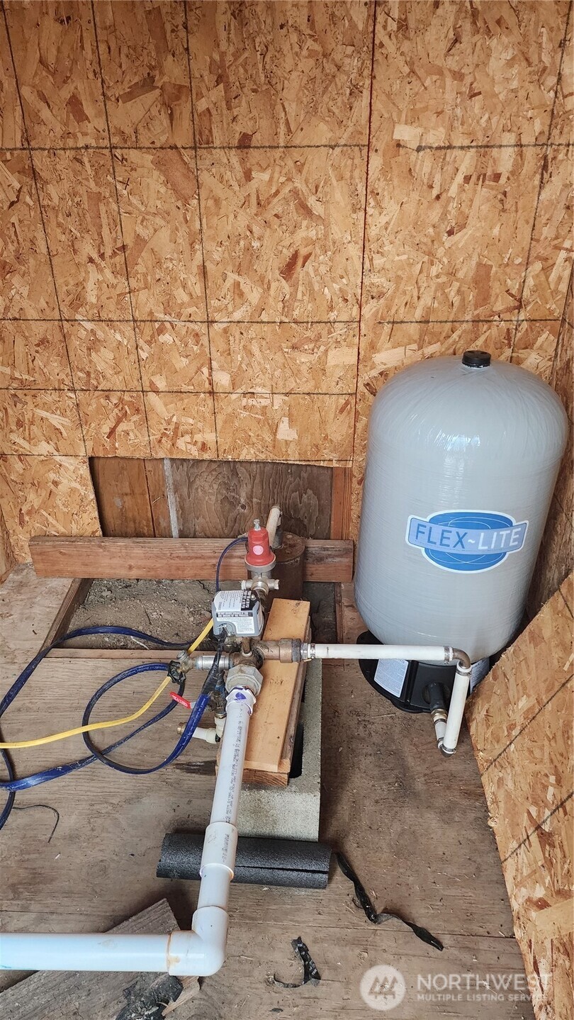 295 Oak Flat Road Goldendale, WA 98620 - Photo 8 of 11 a living room with furniture and flowers