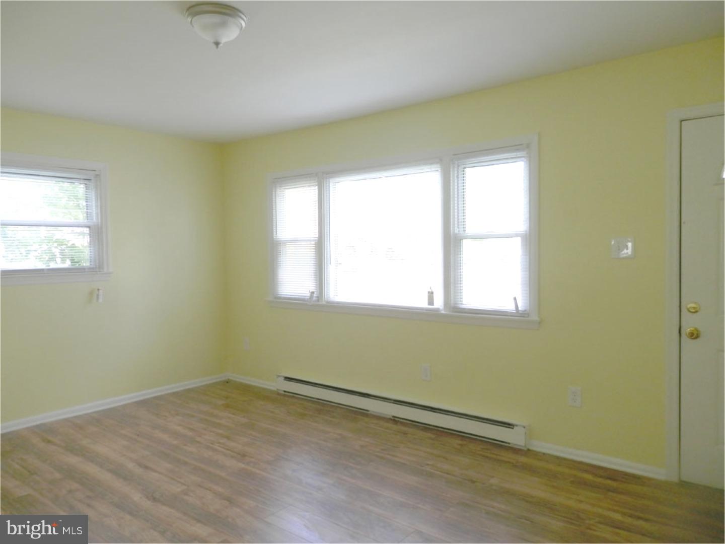 622 Filmore Street Riverside, NJ 08075 - Photo 4 of 12 Living Room