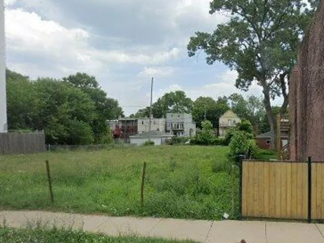 a view of a back yard