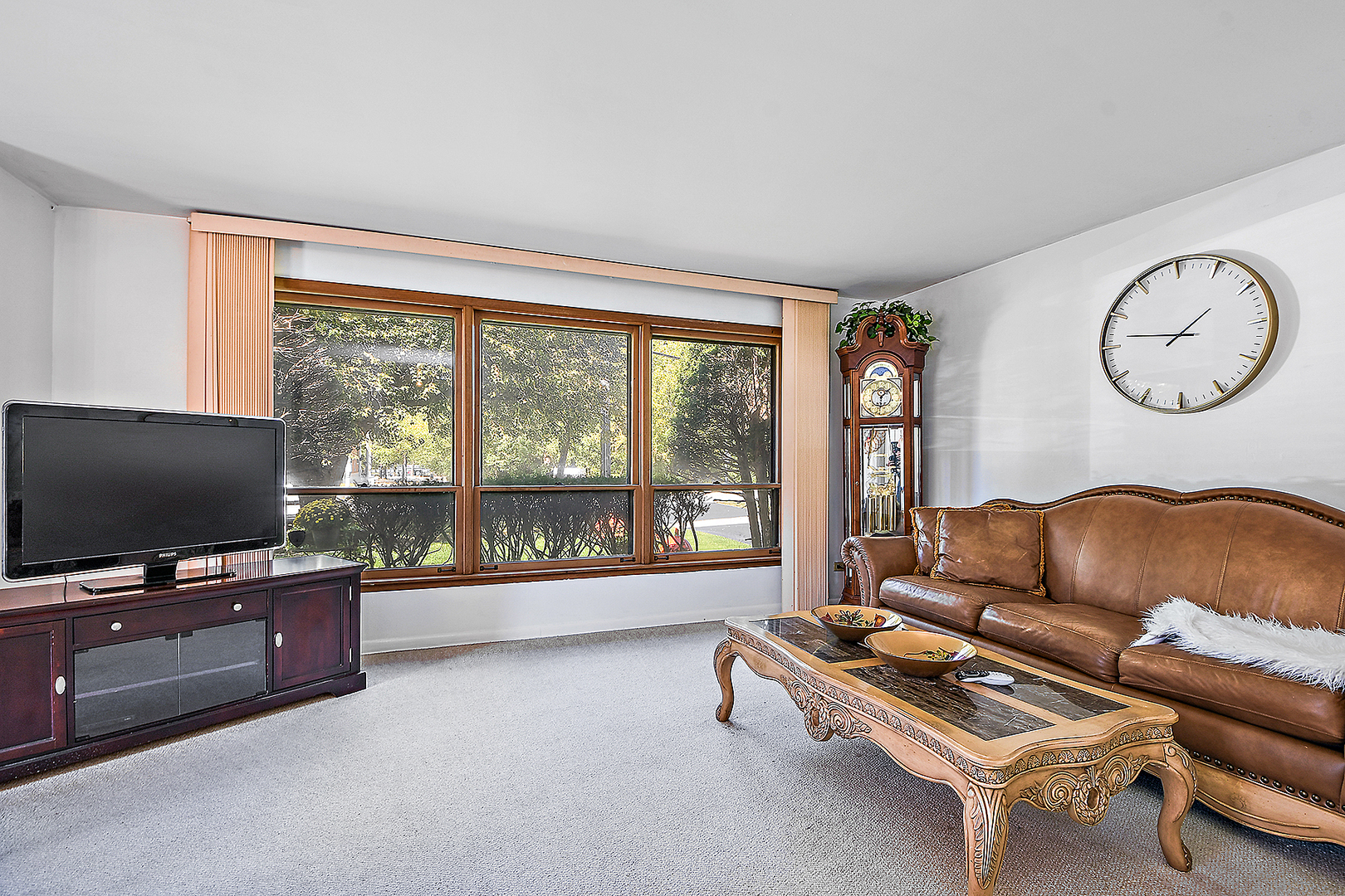 1143 Ridge Road Homewood, IL 60430 - Photo 5 of 26 a living room with furniture and a flat screen tv