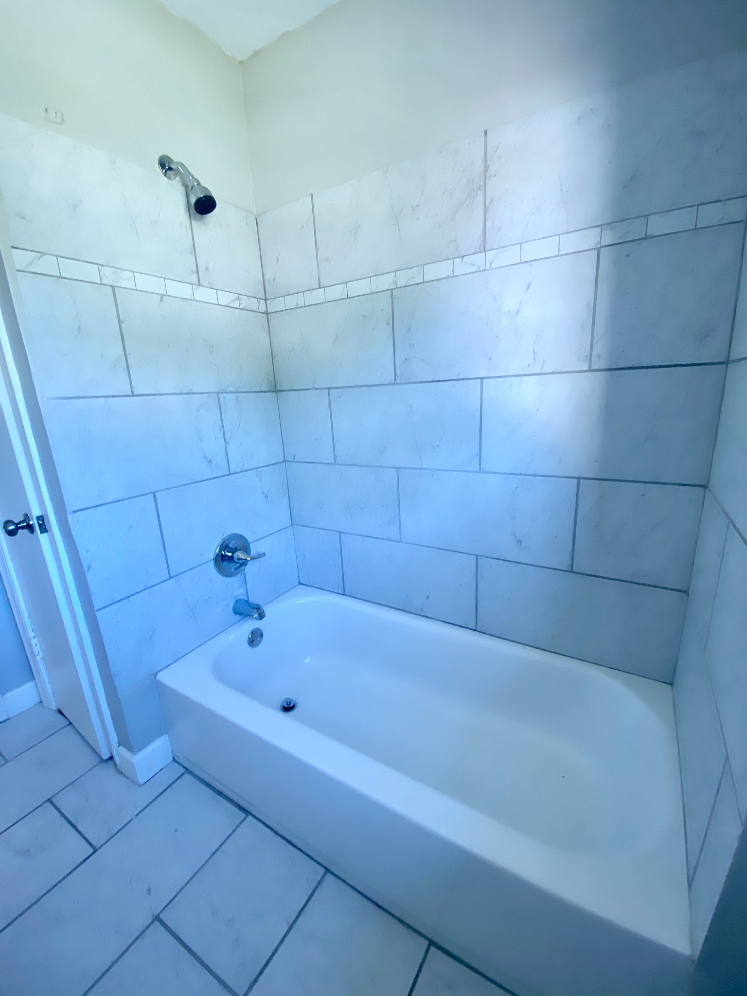 103 Lauderdale Road, Unit B Nashville, TN 37205 - Photo 13 of 17 a bathroom with a bathtub