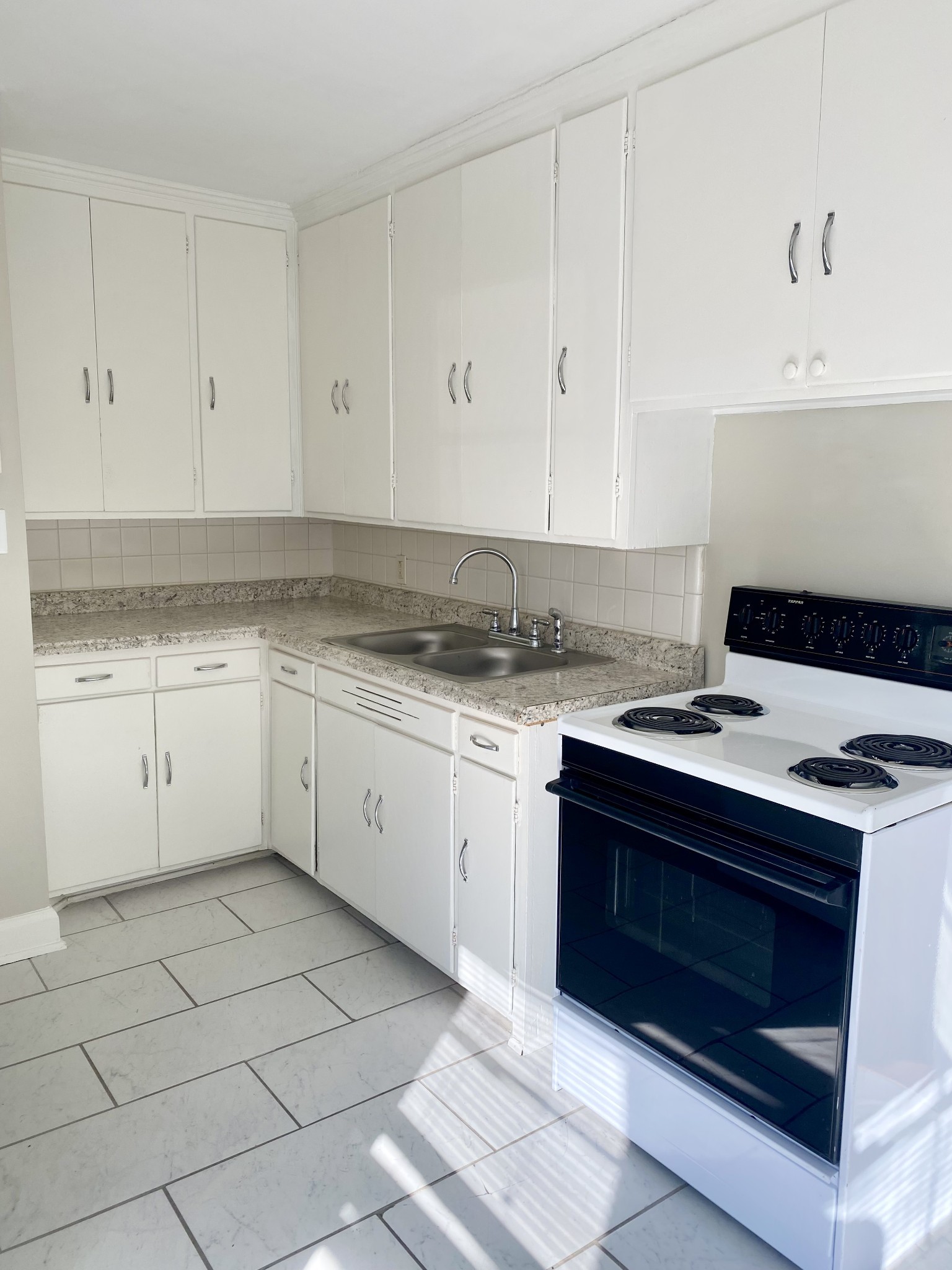 103 Lauderdale Road, Unit B Nashville, TN 37205 - Photo 4 of 17 a kitchen with granite countertop white cabinets and white appliances