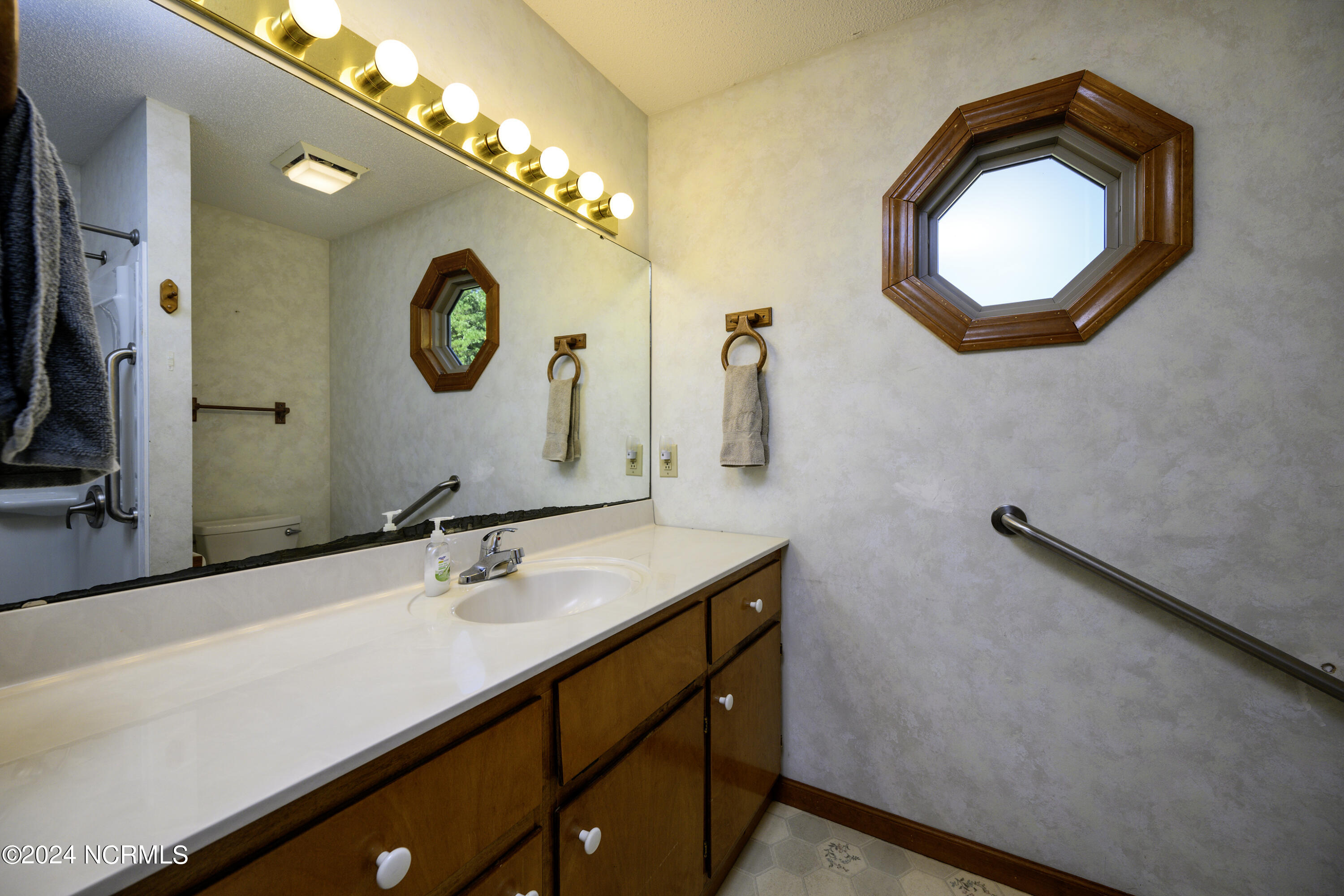 820 New Liberty Road New Bern, NC 28562 - Photo 25 of 73 1st Floor Bathroom
