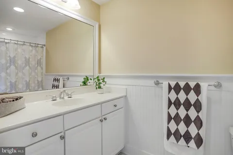 a view of entryway with livingroom