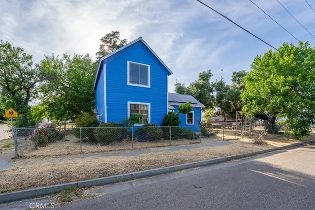 a view of a house with a yard and plants