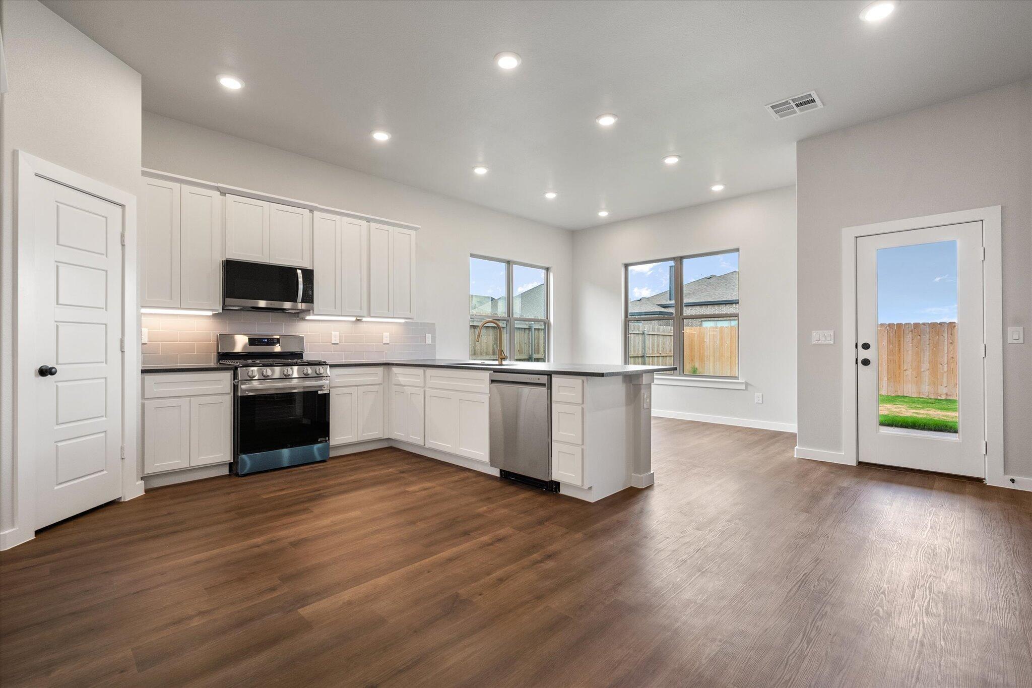 7006 18th Place Lubbock, TX 79416 - Photo 7 of 24 18-7006 18th Pl_8685