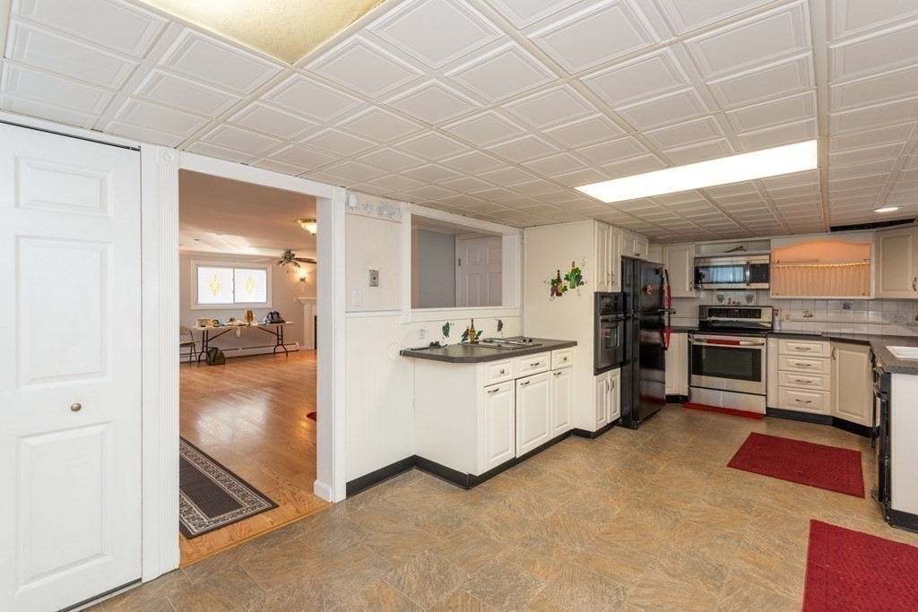 46 Holten Street Peabody, MA 01960 - Photo 9 of 41