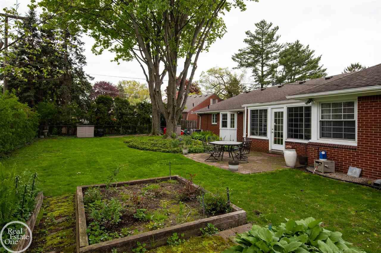 404 Lexington Road Grosse Pointe, MI 48236 - Photo 34 of 35 31380796-36.JPG
