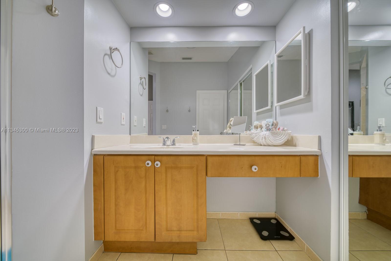1635 Southeast 20th Place Homestead, FL 33035 - Photo 12 of 28 a bathroom with a sink a mirror and a bathtub